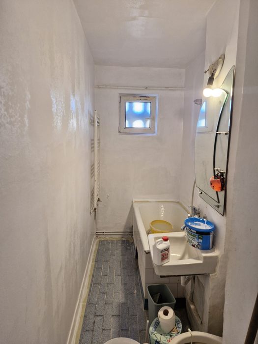 Închiriez apartament cu 2 camere