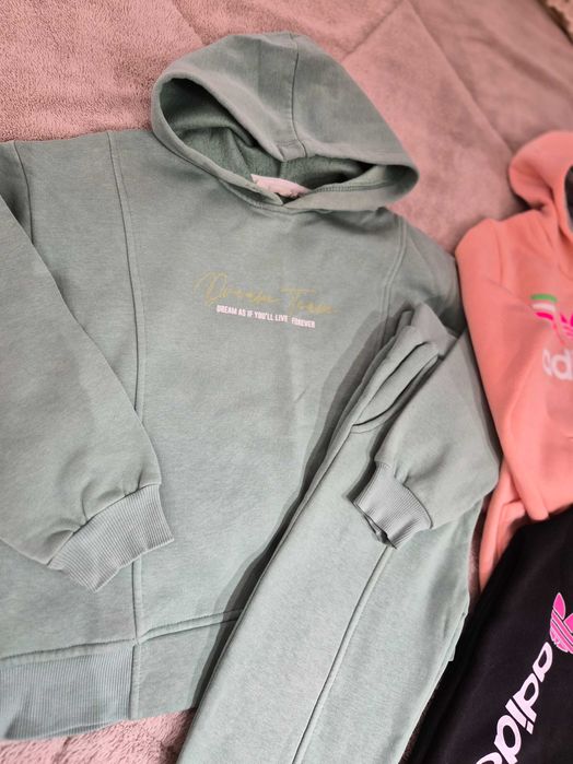 Продавам екипи за момиче