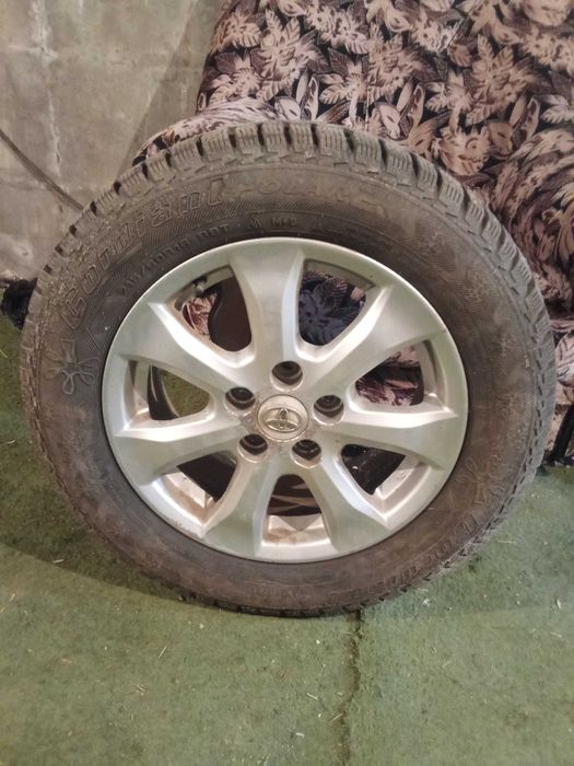 Продам комплект дисков с резиной от Камри