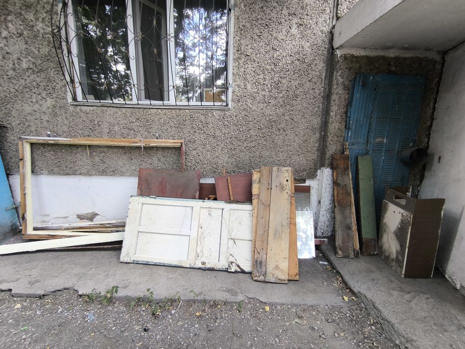 ООтдам бесплатно дверь, стол, обналичник