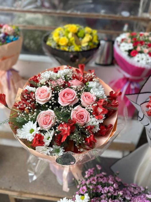 pion buket gullar dostavka pioniy roza