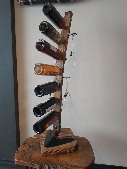 Стойка за вино и чаши