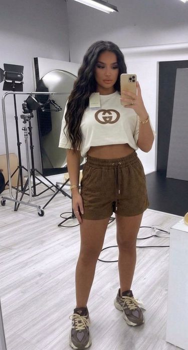 Compleu Gucci 
Marimi S S M M L 
Pret 260 lei