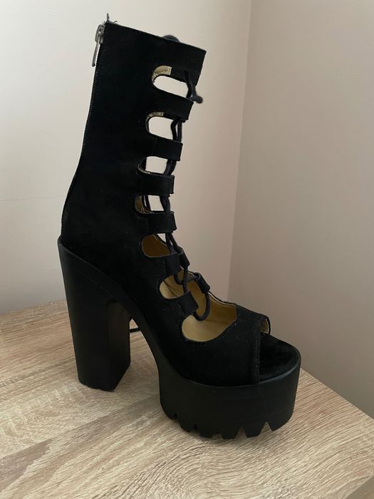 Високи токчета с връзки