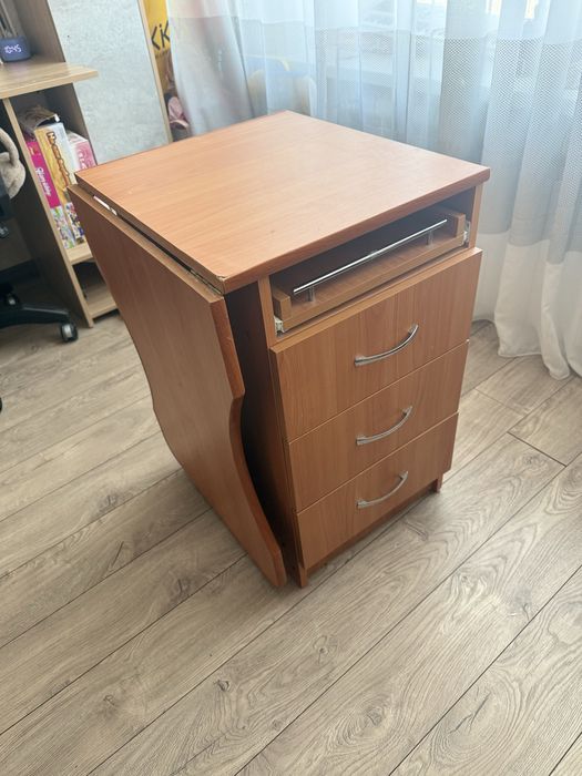 Продам маникюрный стол