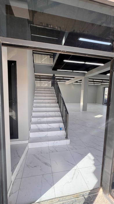 Шаҳрисабз шифохонаси ёнида жойлашган 2 қаватли бино ижарага берилади