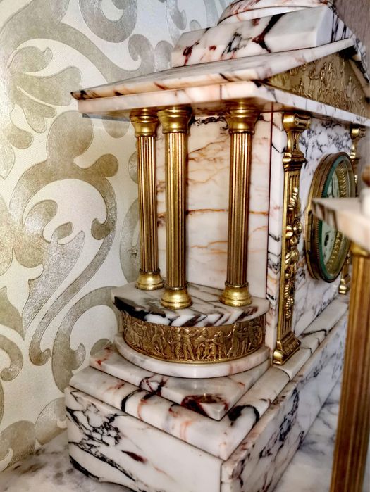 Антикватен мраморен часовник за камина от 3 части ,бял мрамор и бронз