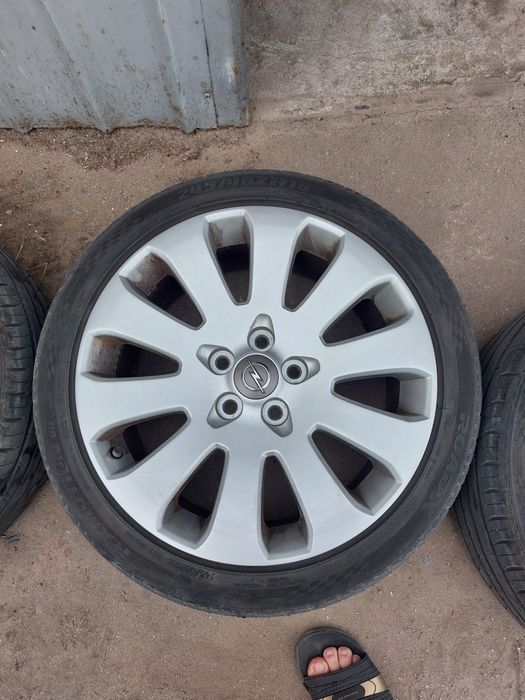 Оригинални гуми 19 цола за опел инсигния  заедно с гуми