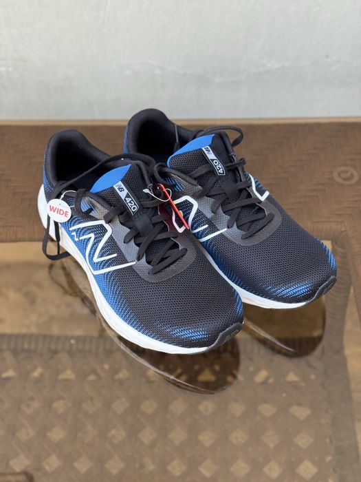 Erkaklar oyoq kiyimi. Erkaklar krossovkalari.