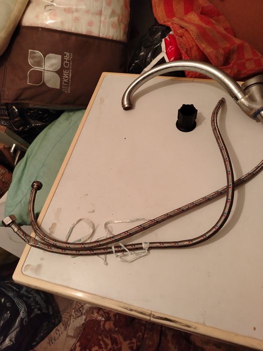 Продам смеситель с двумя шлангами