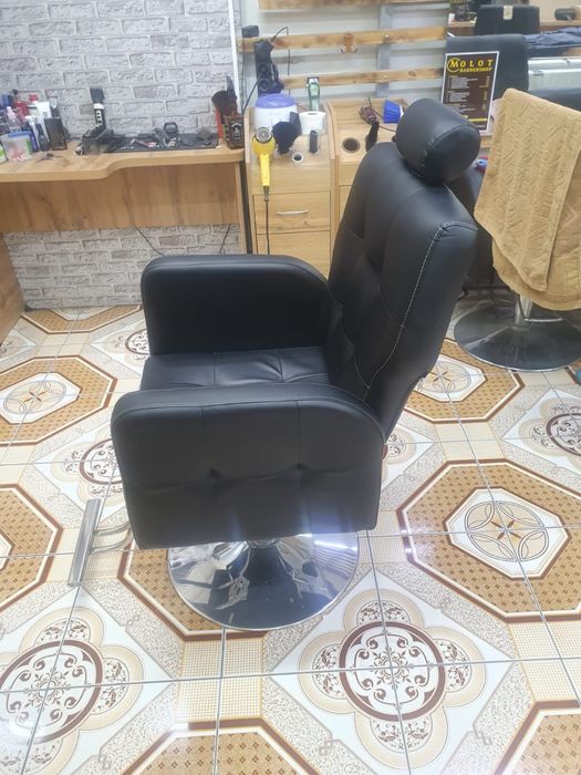Срочно продаю 2 парихмахерских кресл