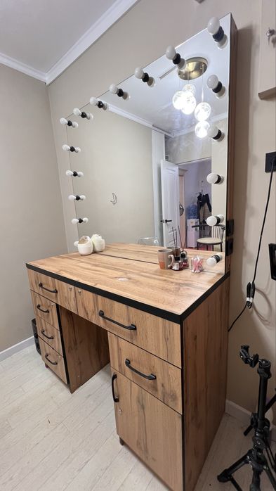 Визажный столик , лампа все имеется