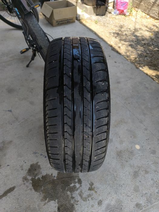 1 шина Maxtrek в отличном состоянии