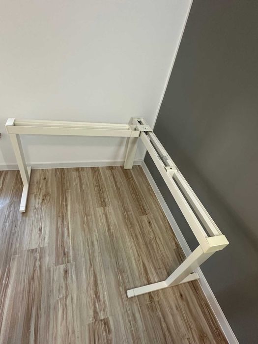 birou premium 140x140cm marca Techo cadru aluminiu blat pal alb