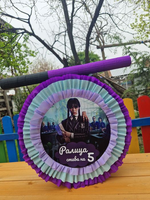 Пинята на всякаква тема с персонализирана украса