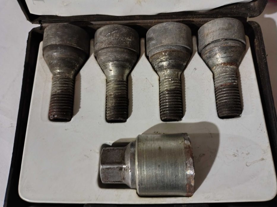 Секретни болтове ОПЕЛ ЗАФИРА Б / OPEL ZAFIRA B