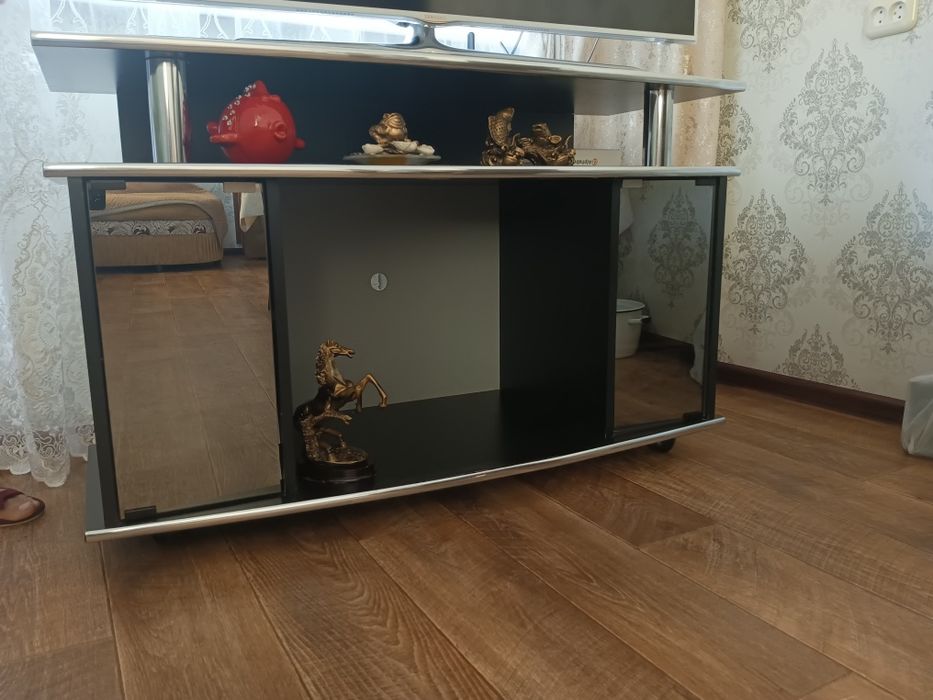 Продам тумбочку для телевизора
