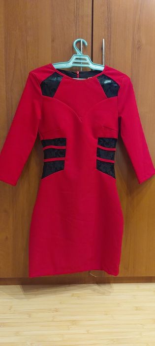 Червена дамска рокля