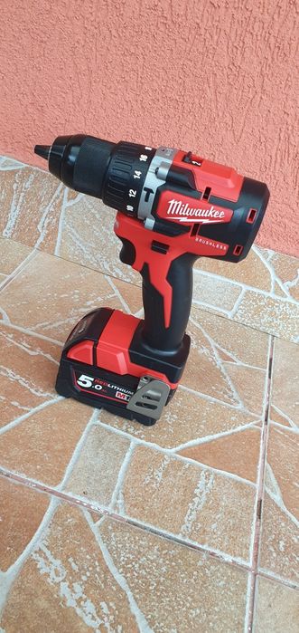 Masina de găurit si înșurubat cu percuție Milwaukee