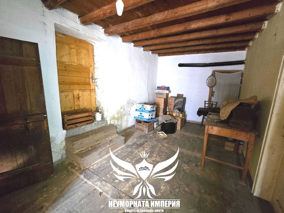 Продавам триетажна къща 150РЗП с 155кв. двор в село Малево