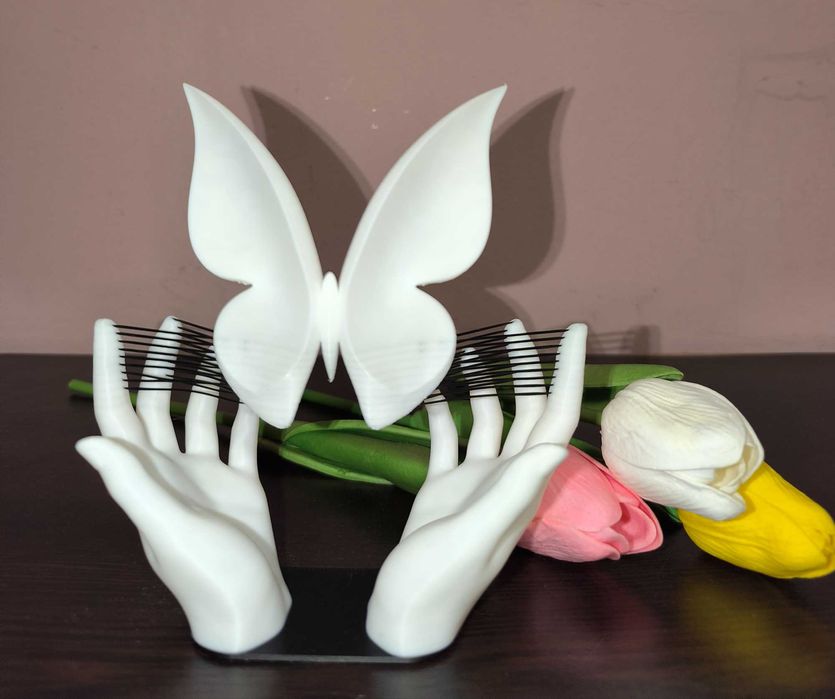 3D фигура пеперуда в ръце