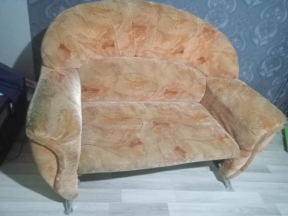 Диван среднего размера