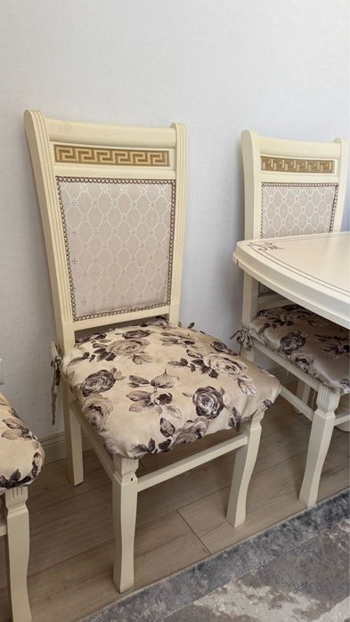 Стол со стульями