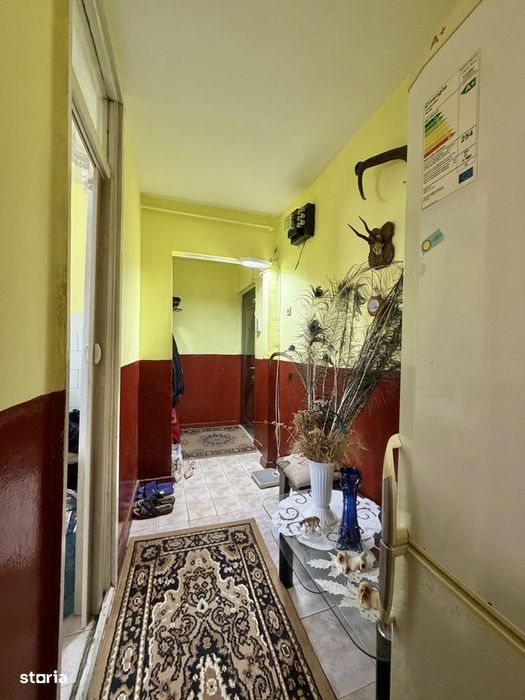Apartament 2 camere, semidecomandat, etaj 3, zona Dambovita