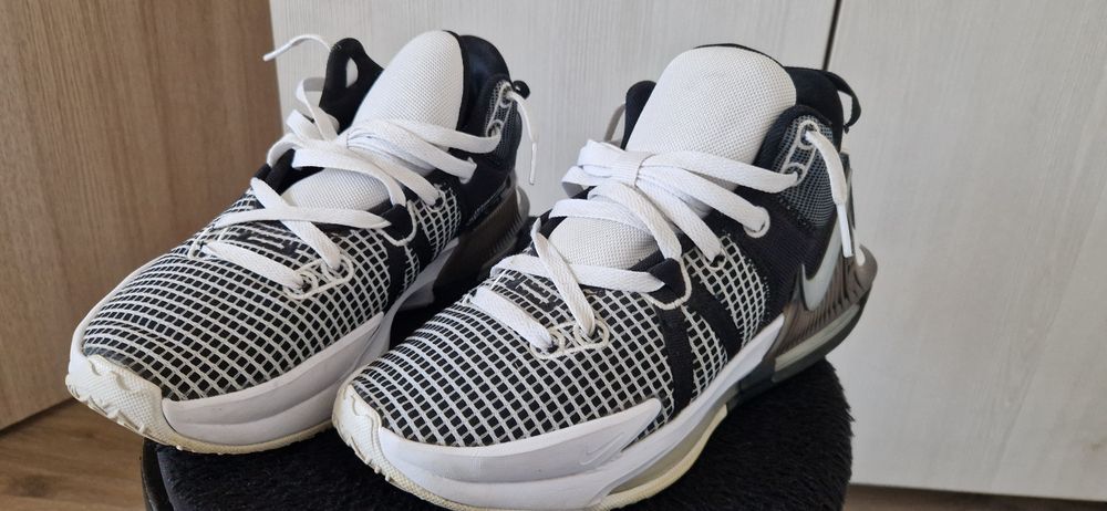 Nike LeBron Witness 7 "White Black"