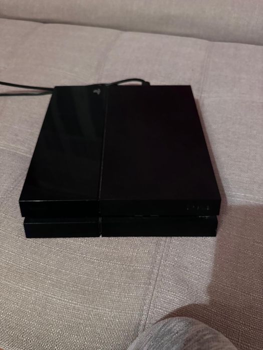 Consola PS4 cu 500 GB