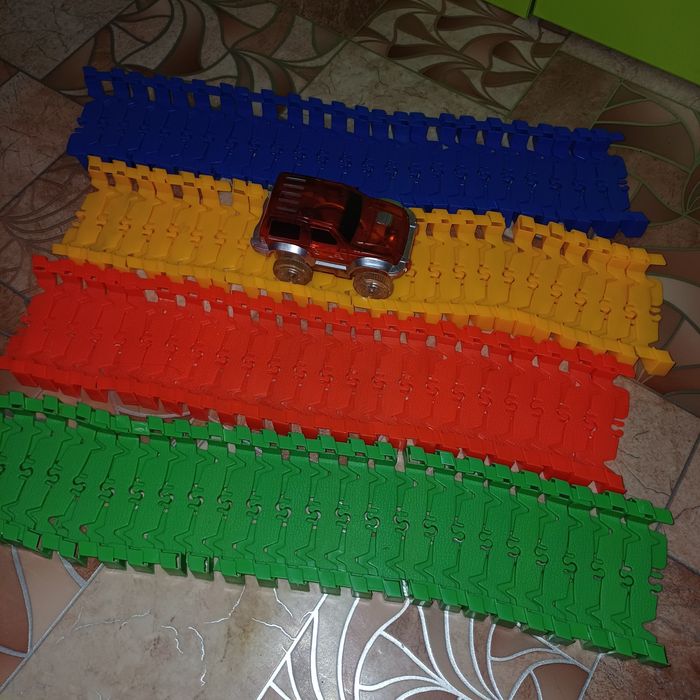 Игрушки паровозик и машинка с дорогой