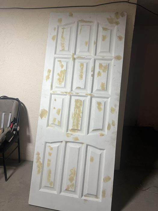 Продам белую дверь