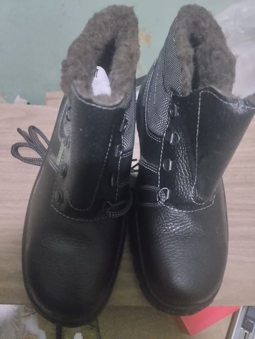 Продам ботинки зимние 6000 рабочии