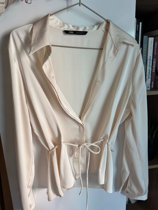Риза Зара Л размер, но става за М