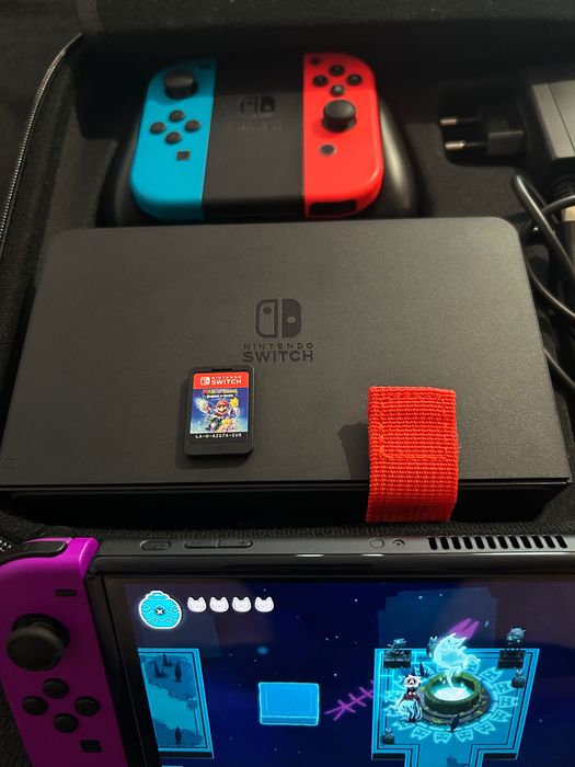 Nintendo Switch Oled Пълен комплект с допълнителни джойкони и калъфи