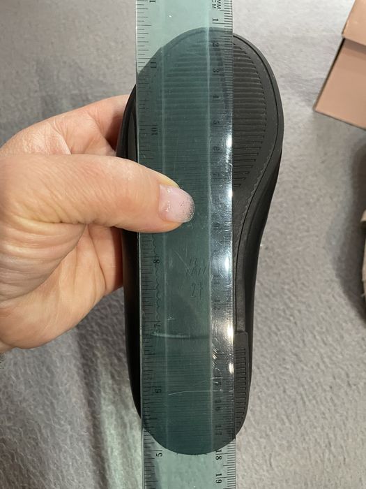 Зимни боти на LC Waikiki и обувки тип пантофки  на H&M