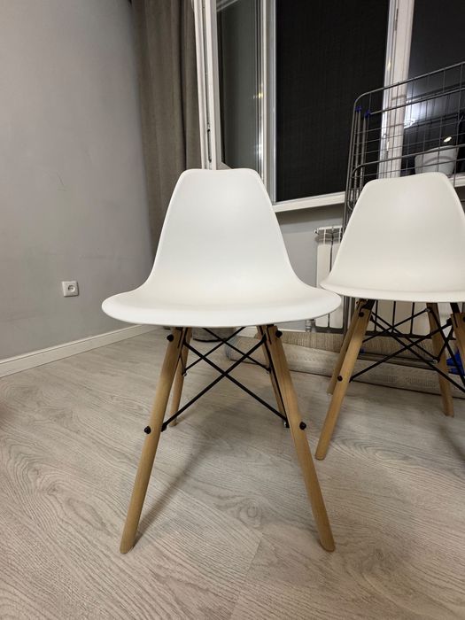 Комплект белых стульев в стиле Eames (4 шт.)