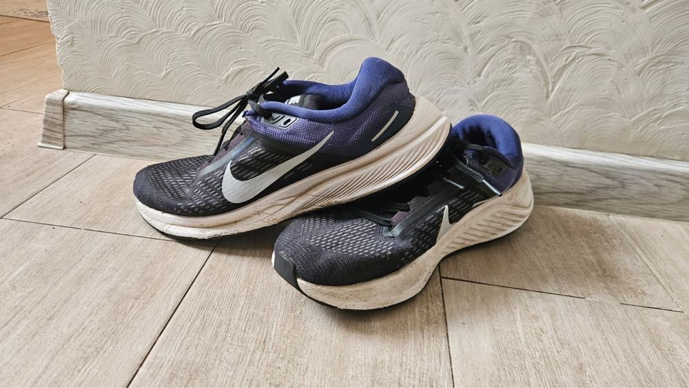 Nike Structure 24