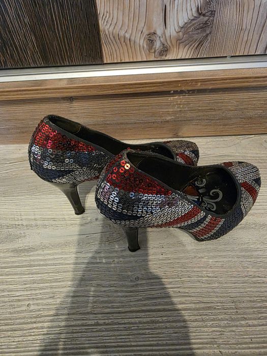 Обувки с пайети с висок ток