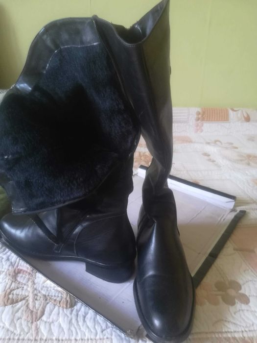 Високи ботуши с нисък ток и мека подплата (почти нов мии)