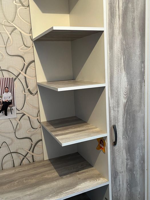 Продается кровать +2 школьных стола