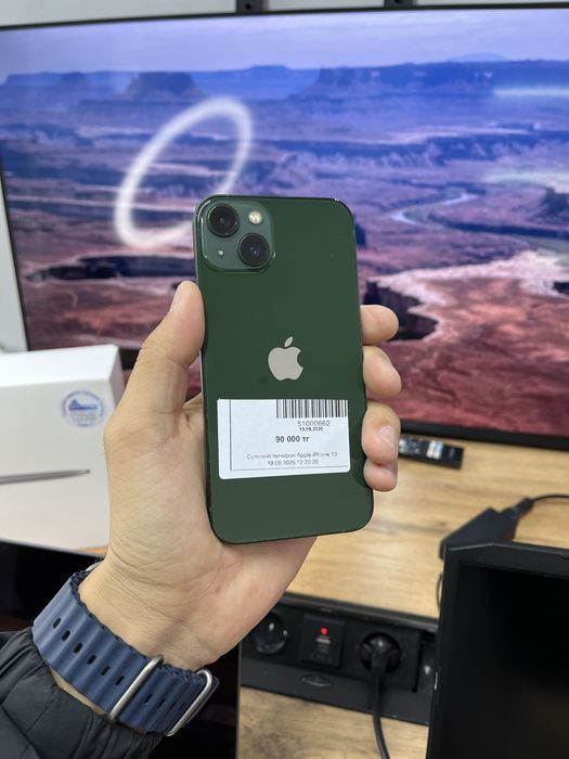 Телефон iPhone 13