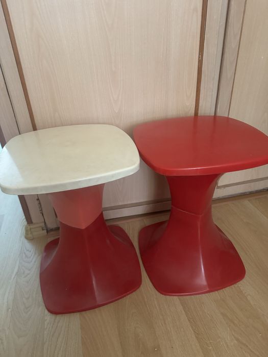 Стулья пласмасмовые 2 штуки