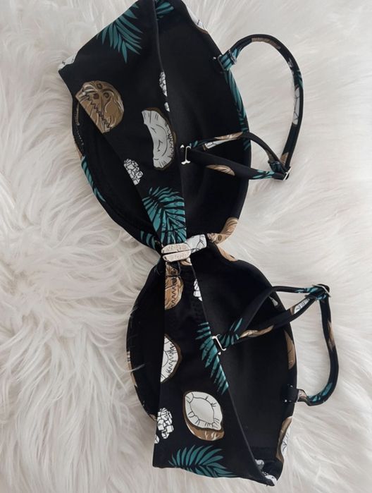 Costum de baie frumos cu nuci de cocos