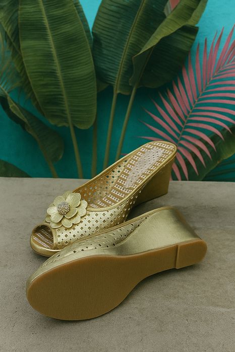 Золотистые шлёпки на танкетке — стиль и комфорт