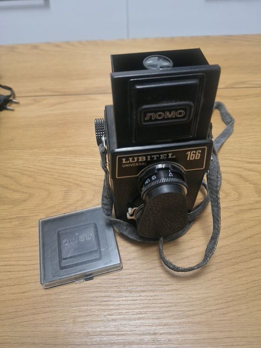 Cameră foto reflexă cu lentilă dublă (TLR) Lubitel 166 Universal.