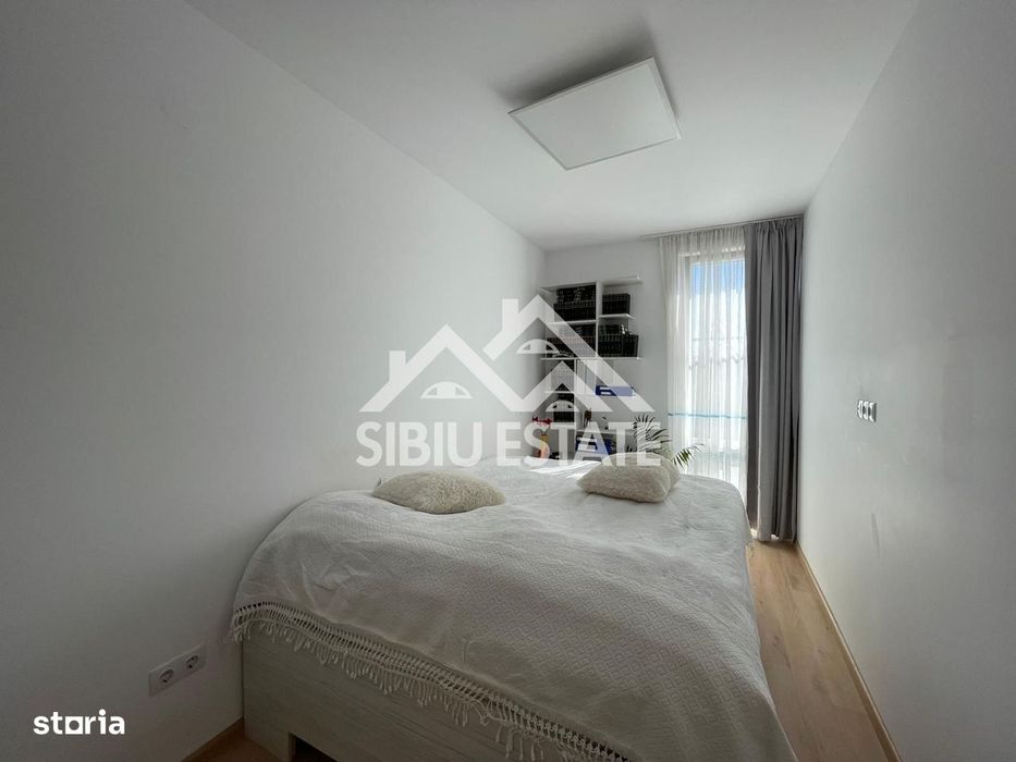 Casa cvadruplex de vanzare 4 camere, 2 locuri de parcare