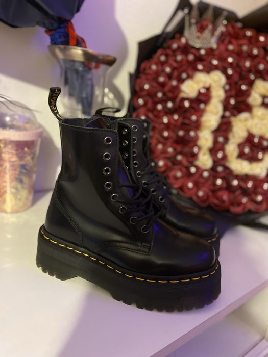 Vand ghete Dr. Martens ,nefolosite , le am luat mici.