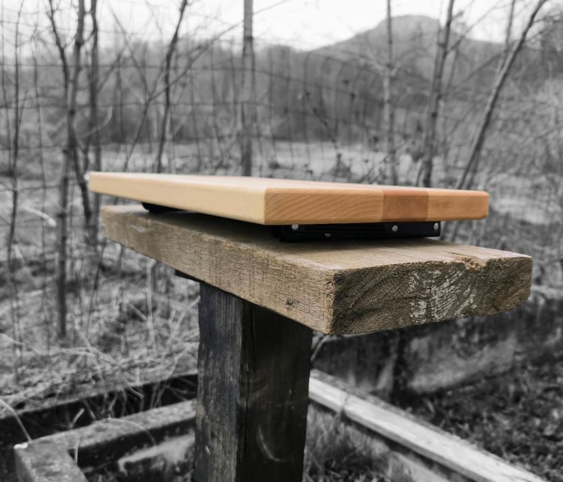 Сгъваема масичка с плот от масивен бук и здрави метални механизми