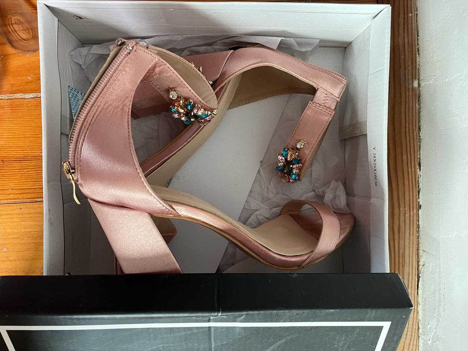 Елегантни розови сатенени сандали с бижу